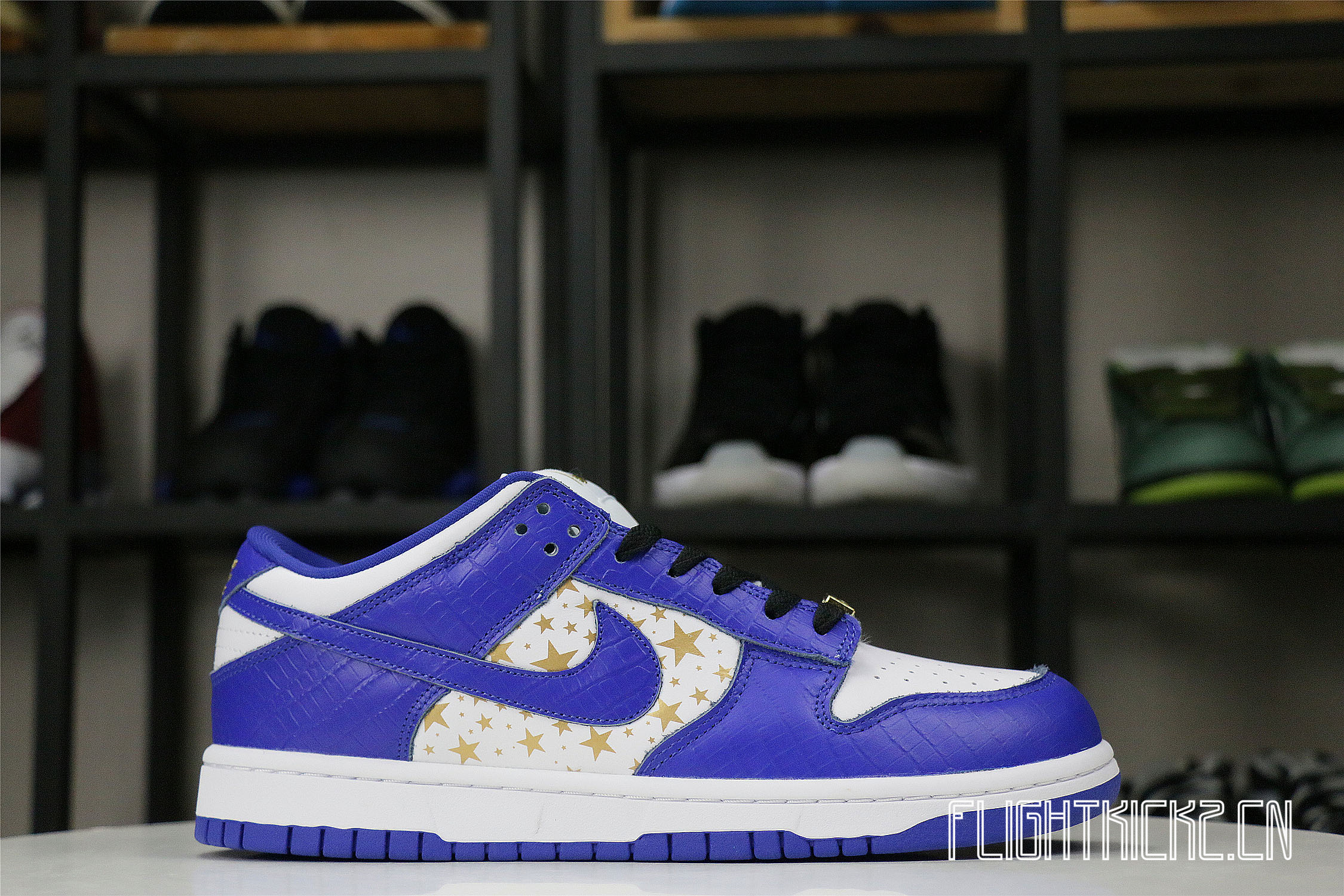 Nike SB Dunk Low Supreme Hyper Royal