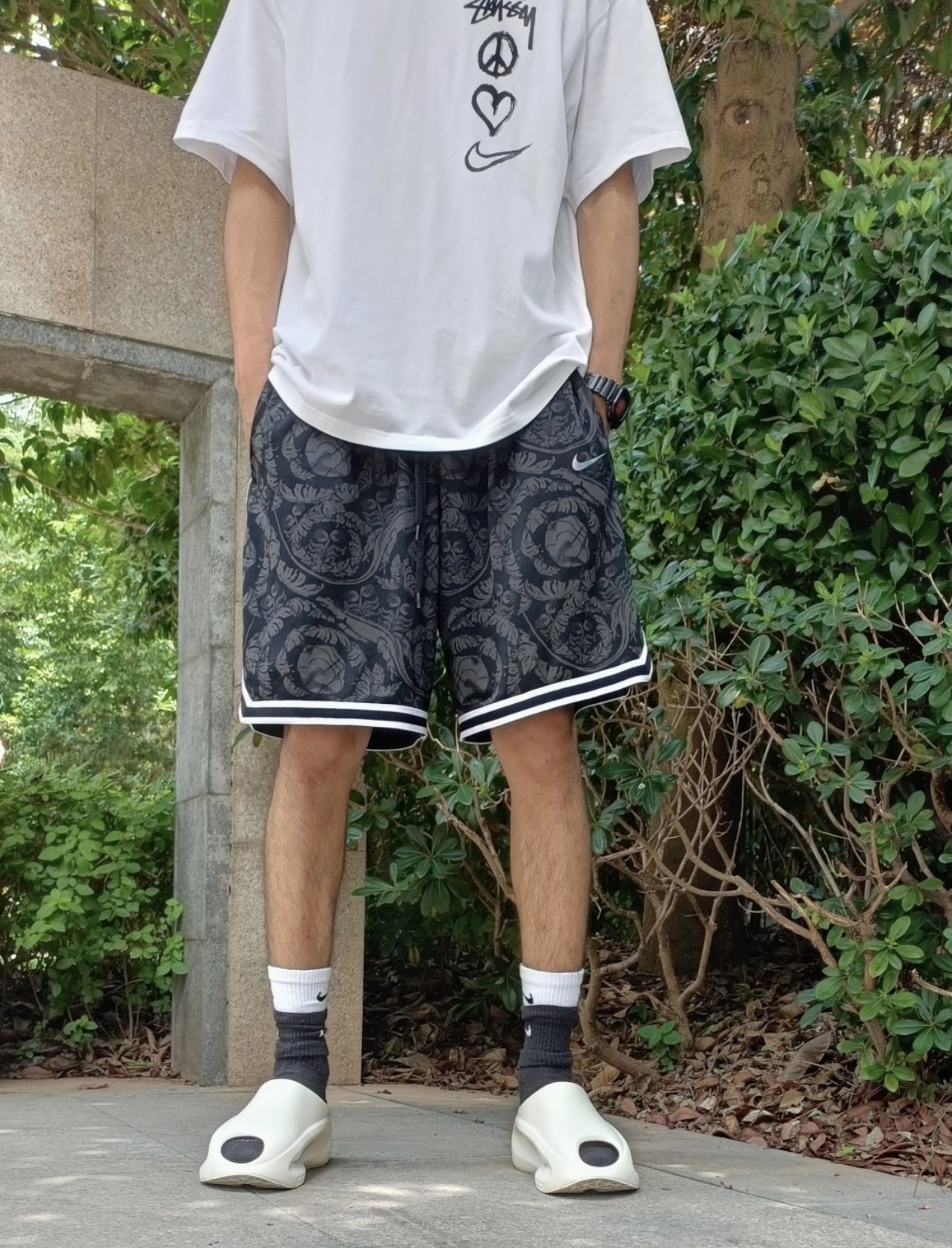 Nike Stuart co-signed the Love letter pattern short sleeves