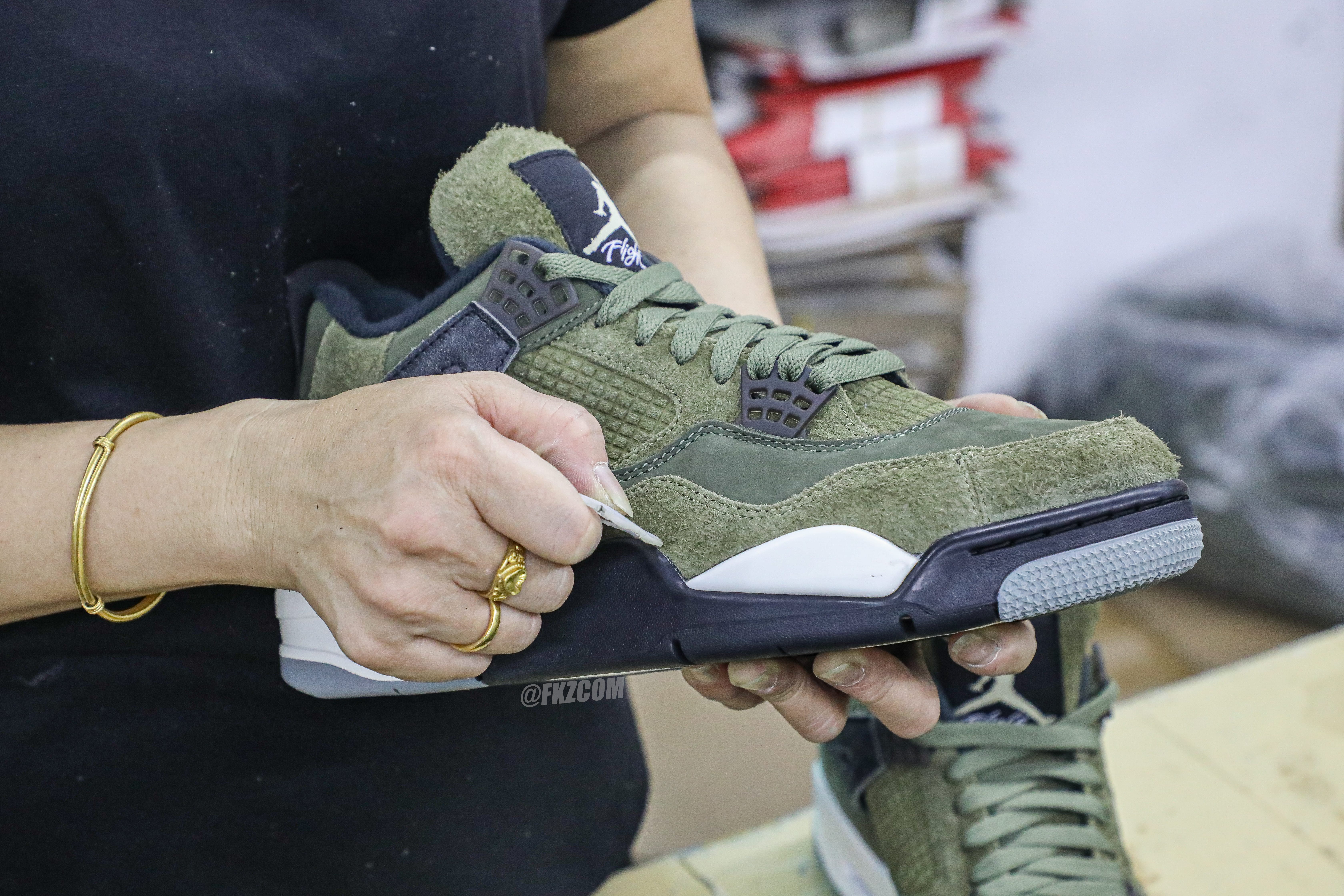 Air Jordan 4 Retro SE Craft Medium Olive (LN5 A1)