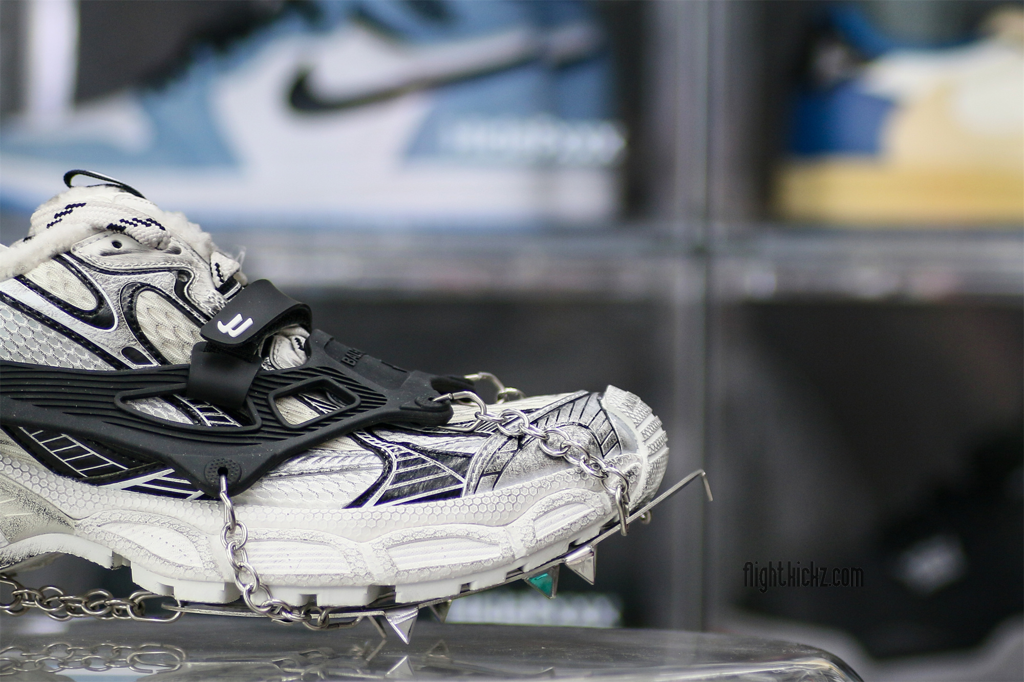 B@lenciag* 3XL Ski Sneaker in White (Removable footwear chains)