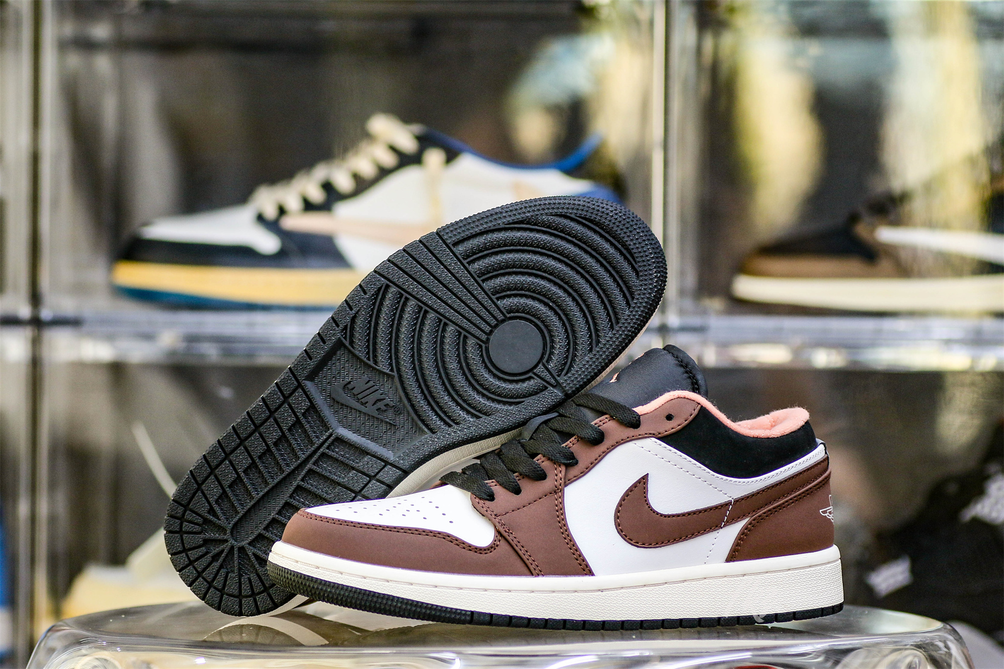 Jordan 1 Low Mocha