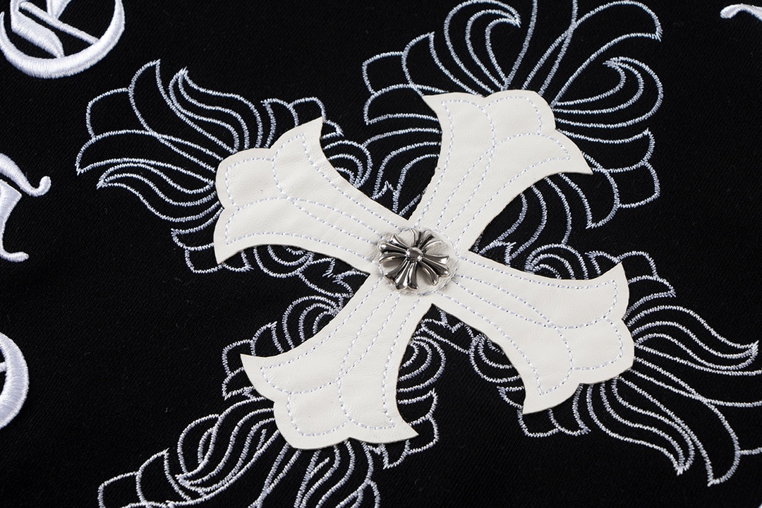 Ch*0me He**ts latest basic crewneck sweatshirt black/white