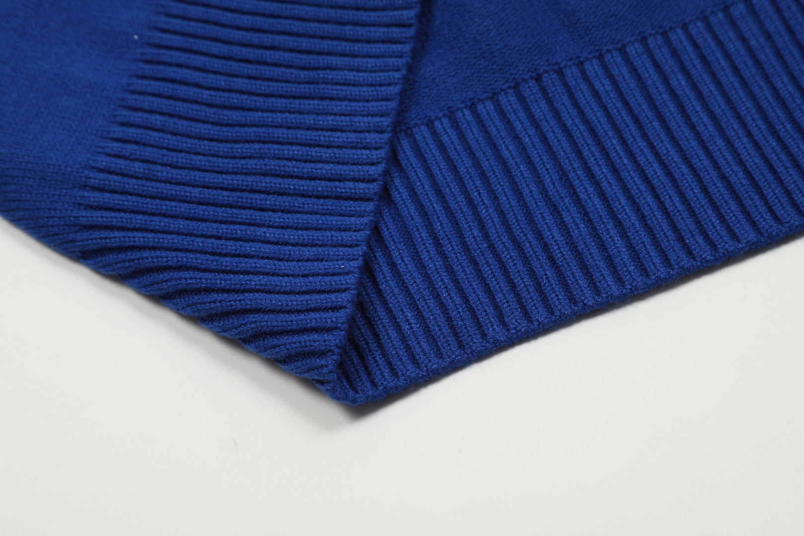 Am1 2024SS classic blue jacquard big heart turtleneck sweater