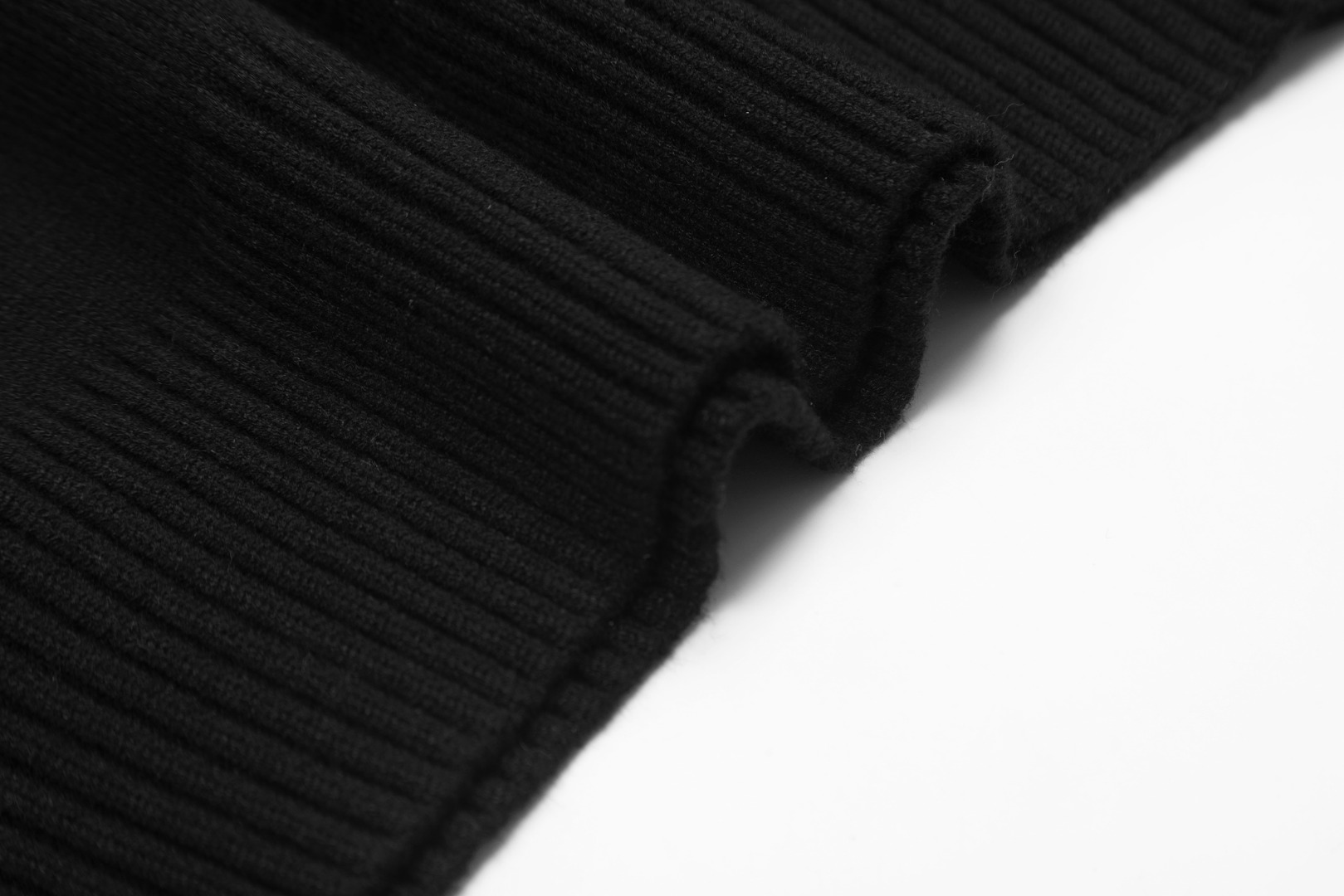 Am1 2024SS classic black jacquard big heart turtleneck sweater