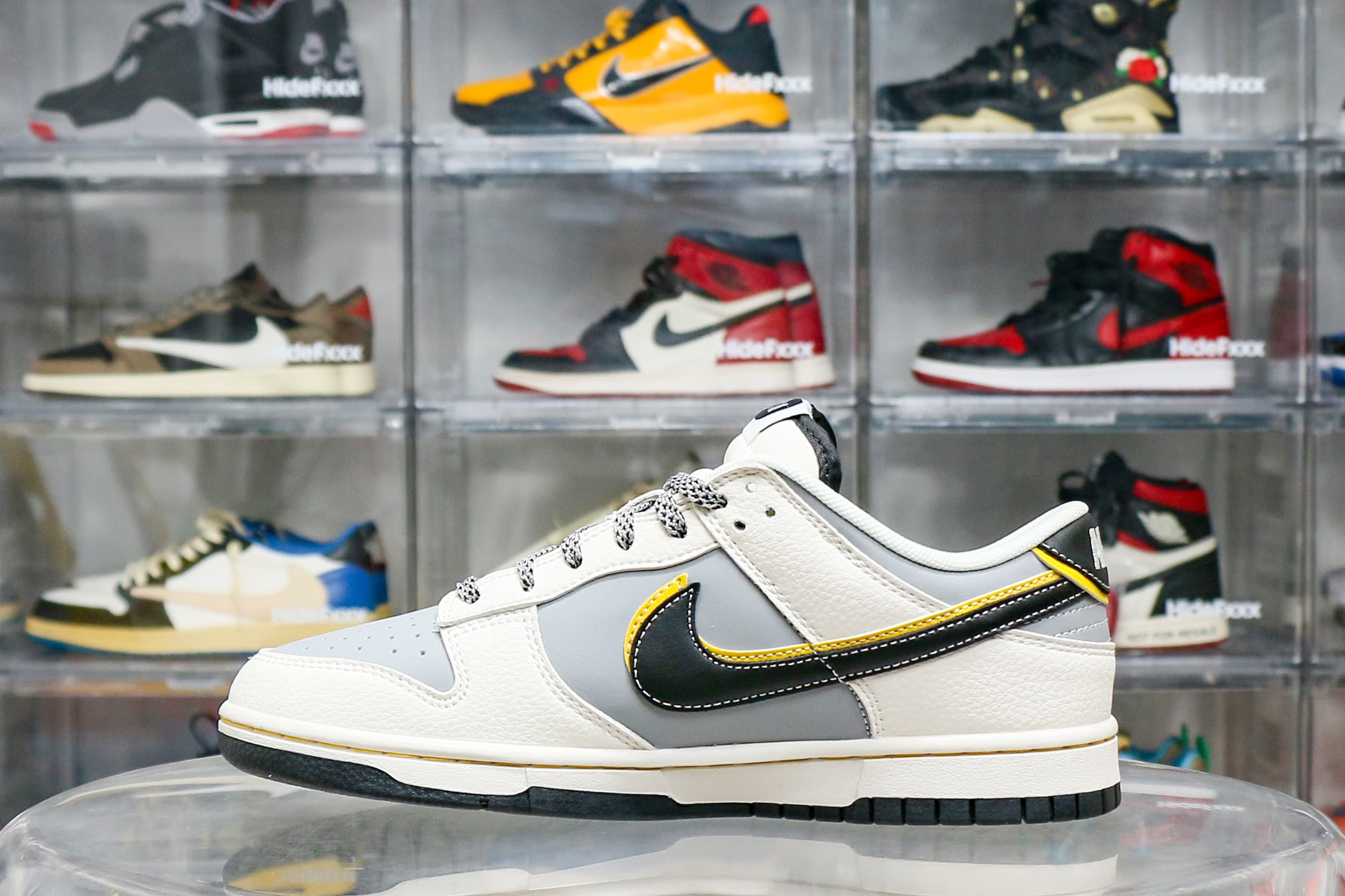 Nike SB Dunk Low x Xiaomi Su7